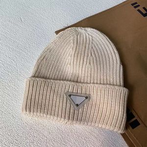 Knitted Cap Designer Hat Womens Luxury Wool Hats Triangle Mark Caps Letter Brand Winter Fashion Cashmere Habbly