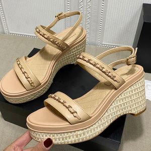 stickad 2021s senaste gladiator sandaler kvinnor skor sommar casual wedged high heels kedjor rem kvinnliga mode loafers svart naken utanför design mujers zapatos