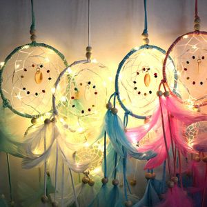 Lederornamente großhandel-Traum Art Dekoration Handgemachte LED Lichter Dream Catcher Feder Home Wand Hanging Produkte Großhandel Windspiele