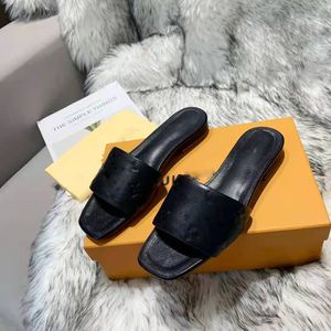 BP05 Najnowsze Wysokiej Jakości Mężczyźni Design Women Flip Flops Kapcie Moda Skórzane Slajdy Sandały Damskie Obuwie