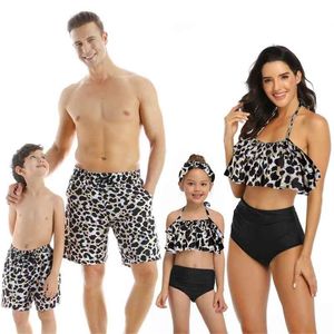 Matchande kläder Striped Pineapple Print Swimsuits Mor dotter Badkläder Pappa Son Swimming Trunks Familjen ser outfits 210417