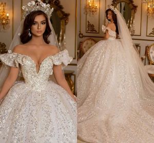 Gorgeous Sequined Ball Gown Bröllopsklänningar 2021 Sexig av axeln Glittrande Ruffles Puff Princess Andra mottagning Klänning Dubai Arabiska äktenskap Robes Al8954
