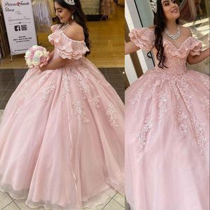 2021 Exquiste Baby Pink Abiti Quinceanera Abito da ballo Plus Size Spalle scoperte Scollo a V Perline di cristallo Increspature di pizzo Dolce 15 Abiti da festa Brithday 16 anni Sweep Train