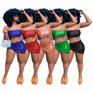 Partihandel Kvinnor PU Klänning Passar Sommar Sexig Strapless Tank Top + Mini Skirt Matchningar Set Casual Läder Kjol Dräkt Mode Läder Kläder Bulk Massor 6990