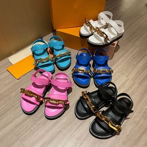 Luxus weiches Kalb-Plattform-Leder-Designer-flache Komfort-Sandalen breiter vorderer Riemen mit Goldkette Damenmode Gummi-Außensohle Hausschuhe Frauen Frau Dame Slipp R9RK #