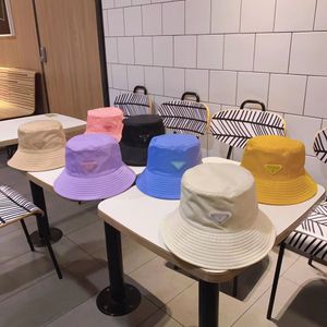 8 스타일 2021 여성을위한 고품질 양동이 모자 패션 클래식 매력 검은 흰색 삼각형 편지 인쇄 나일론 모자 가을 봄 어부 모자 태양 모자