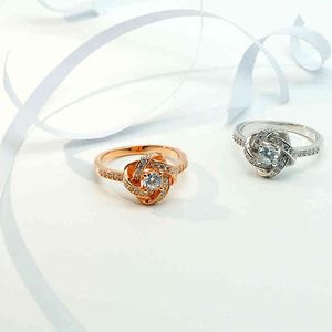 Tiktok、Red Kwai、永遠の心、包囲ダイヤモンドリング、女の子の4つの爪の結婚指輪