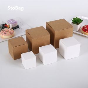 StoBag 50 pezzi Kraft/Bianco Scatole regalo Decorazione di torte Carta da imballaggio Semplice Cartone pieghevole Biscotto Baby Show Festa fatta a mano 210724