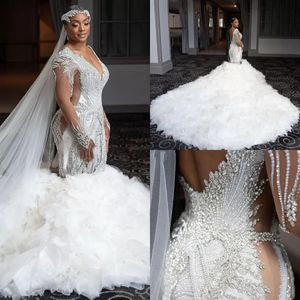 Lyxiga kristallpärlor sjöjungfru bröllopsklänningar Brudklänningar Långärmade V-nacke Tiered Ruffles Chapel Train Arabiska Dubai Robe de Marie Vestidos 2022