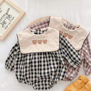 Primavera Nova Bebê Bodysuits Bonito Pequeno Urso Imprimir Longa Manga Bebê Bebê Bodysuit Crianças Macacão xadrez para Roupas de Meninas 210413