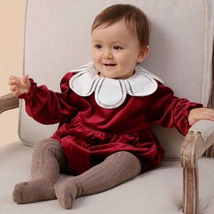 Smocked Romper för Baby Boy Girls Year Outfit Toddler Girl Velvet Boutique Jumpsuit Petal Collar Spädbarn Smocking Kläder 210615