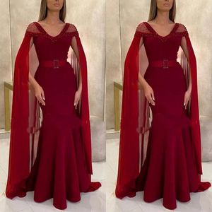 2021 Arabski Sexy Burgundy Suknie Wieczorowe Nosić V Neck Cap Rękawy Kryształowe Koraliki Syrenka z Cape Satynowe Czarne Dziewczyny Party Prom Suknie Piętro Długość Sashes