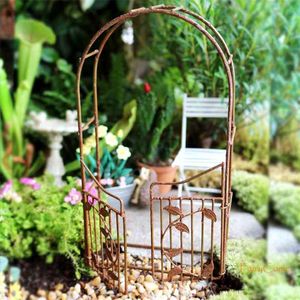 Fairycome Peri Bahçe Kapısı Paslı Minyatür Bahçe Kemeri Sallanan Kapı ile Mini Paslı Arbor Vintage Demir Metal Zanaat Süsler 210727