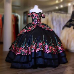 2022 Abiti Quinceanera messicani vintage neri Sweet 16 Dress Charro Flower ricamato in raso con spalle scoperte Abiti da festa