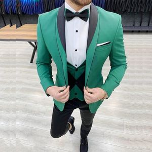 New Arrival Green Slim Fit Kurtka na ślub Tuxedos 3 sztuki Green Men Garnitury Szal Lapel Terno Masculino