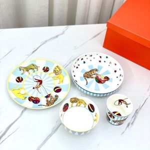 O desenhador de luxo Dinnerware inclui placa de prato e copo dos desenhos animados dos desenhos animados conjuntos de crianças com material de alta qualidade 4 peças para conjunto e caixa de presente Presentes de festivais