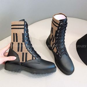 Mid-Boots Designer Luxurys Martin Knitting Tube Boots Lace-Up Fall och Winter Fashion Ladies High-kvalitet Cowhide Casual Shoes