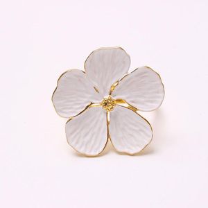 ナプキンリング6ピース/ロットの結婚式のシンプルな梅5花びらラッキーフラワーリングレストランの装飾アクセサリー