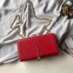 Designer Luxury handväskor med kedjelager axelväskor crossbody hasp up liten metallisk röd läder handväska kvinnor festpåse toppkvalitet