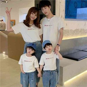 Летняя футболка семьи три или четыре чужеродных сопоставленных нарядов, а также размер одежды 210702