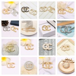 18Style Luxury Brand Designer Letter Pins Brosches Women Gold Silver Crysatl Pearl Rhinestone Cape Buckle Brooch Suit Pin Wedding Party Jewerlry Accessories Gifts