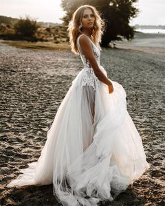 Enkla bröllopsklänningar Lace Appliques Ärmlös Brudklänning Anpassad Golv Längd Deep V Neck Beach Robes de Mariée