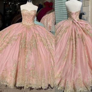 2021 Księżniczka Blush Pink Quinceanera Suknie Balowa Suknia Puffy Sweetheart Złote Koronkowe Aplikacje Kryształ Zroszony Słodkie 16 Party Prom Sukienka Suknie Wieczorowe Gorset Powrót