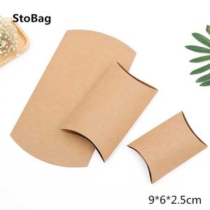 StoBag 100 pezzi Scatole di carta Kraft 9 * 6 * 2.5 cm Caramelle al cioccolato Imballaggio Matrimonio Compleanno Feste Forniture Bomboniere Regalo Decorazione 210602