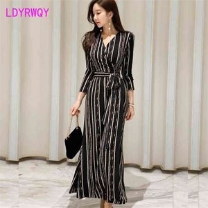 Spring Korean Temperament V-neck Slim Bottoming Fashion Lace Waist Stripe Dress Knee-Length Office Lady 210416