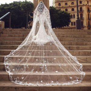 Fashion Cathedral Wedding Veils Lace Appliqued Edge Soft Tulle One Layer Lång skräddarsydd Bridal Veil med kam