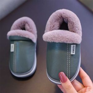 Зимние дети теплые туфли для мальчика девушка хлопчатобумажные тапочки PU кожаный ребенок ребенок крытый хлопчатобумажная обувь мода домашняя волосатая повседневная обувь 211023
