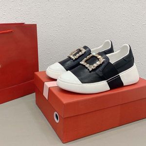 Luxurys Designer Kvinnors Skor Crysta Square Spänne Sneakers Casual Shoe Women Treaded Gummi Yttersula Kalv Läder Classic Trainer Black