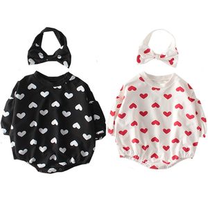 Dziewczyny Wiosna Dziewczyna Body One Piece Serce Print Puff Sleeve Suit + Hat Baby Futro Kombinezon 210417