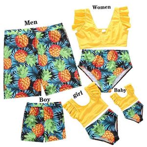 Summer Ruffle Sleeve Swimsuits Look Pineapple Full Print Yellow Sets Family Matching Swimwear Mother Daughter Bikini 210417