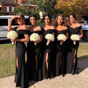 2021 Svart sjöjungfru brudtärna klänningar av axel sida Split Sweep Train Pleats Garden Country Wedding Guest Evening Gowns Maid of Honor Dress