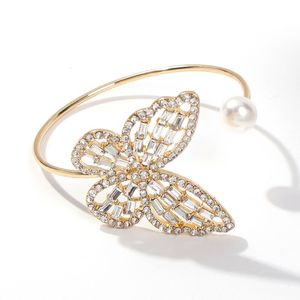 La moda scava fuori il braccialetto aperto della farfalla della perla del braccialetto intarsiato brillante del diamante registrabile