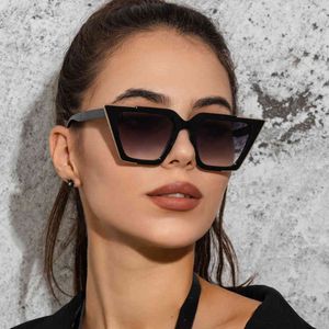 Stylish Outdoor Sunglasses Women Fashion Plastic Vintage Sun Whole Lady Eyewear Classic Glasses S21206