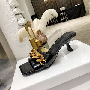Yaz Orijinal Modelleri Lüks Tasarımcı Marka Sandalet 2021 Son Moda Bayan Hakiki Deri Zincir 5.5cm Yüksek Topuklu Sandalet Elbise Ayakkabı 35-42