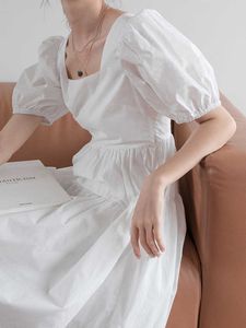 夏のフレンチミッドリングの短い身長の白い堅いラインパフスリーブスクエアカラーのエレガントなドレス210615