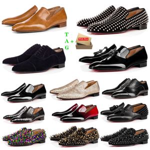 Kama Deri toptan satış-Erkek Kırmızı Alt Ayakkabı Tasarımcılar Düşük Düz Perçinler Nakış Adam İş Ziyafet Elbise Ayakkabı Lüks Patent Süet Stylist Spikes Orijinal