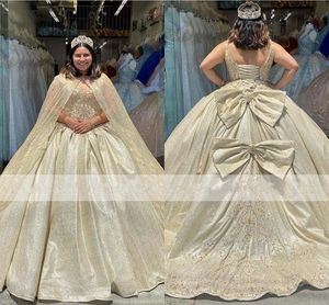 Шампанское Scepined Satin Quinceanera платья плюс размер с оберткой Кристалл бисером бантики Applique Cap с короткими рукавами сладкое 15 платья Prom Party