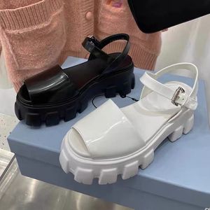 高速高品質サンダルレースの魚のチップ女性の厚い丸い丸いヘッドレザーフラットシュー夏2021サイズ35-41