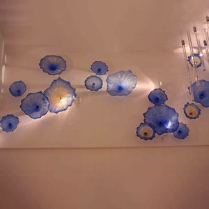 Lampe aus mundgeblasenem Glas, Chihuly, Murano, Wanddekoration, Kunst, Blumenteller, blau, bernsteinfarben, klein, montiert, 25,4 bis 40,6 cm