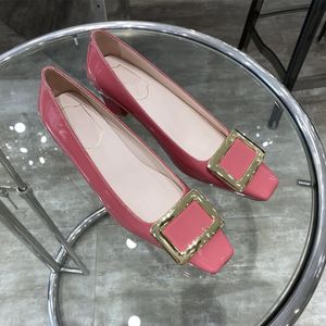 Scarpe da donna di alta qualità firmate di marca Moda tacco medio spesso Punta quadrata Fibbia in metallo Abbigliamento formale da lavoro Vera pelle Brevetto di mucca Vendite dirette di fascia alta in fabbrica