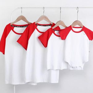 Sommarfamilj ser matchande outfits t-shirt kläder mor far son dotter barn baby rompers ren färg 210429
