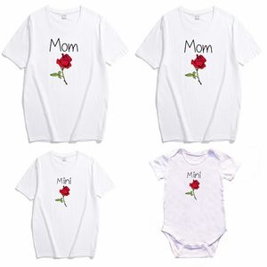 Tshirts Boys Girls Mom Daughter Son Rose Print Family Look Matching T-shirt Mommy and Me Clothes 210417