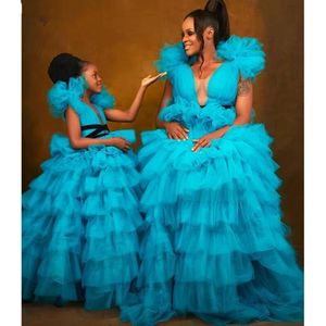 Kızın Elbiseleri Mavi Ruffles Tül Anne ve Kızı Doğum Günü Partisi için Uzun Pageant Baly Önlükler Kızlar Kız Çiçek Kız