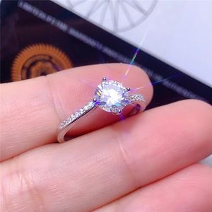 925 Sterling Silver White Snowflake Cut 1 CT D Färg Diamant Test Passed Moissanite Ring Kvinna Bröllopsgåva Silver 925 Smycken