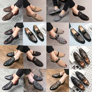 Marchio italiano di lusso Modello stampato Scarpe da uomo Fatte a mano Tinta unita Pu Pelle scamosciata cucita Testa tonda Gancio Set Moda Scarpe da lavoro Mocassini Taglie forti 38-48