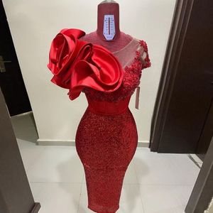 Czerwony brokat Cekinowy krótki Prom Party Dresses 2021 Scoop Sheer Neck Handmade Kwiaty Satyna Długość Koktajlowe Koktajl Suknie Wieczorowe Koronki Czapki Rękawy Formalne Nosić Al9030